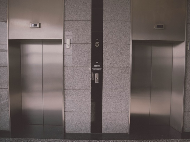 Слишком узкие и не работают: симферопольцы жалуются на новые лифты