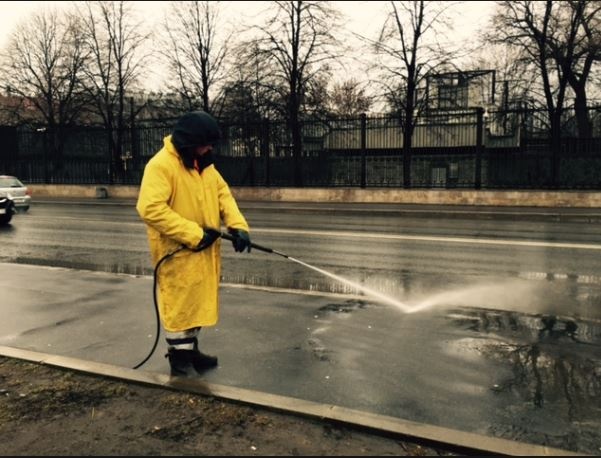 Уборка с замачиванием: в дождь в центре Симферополя особым способом чистят плитки
