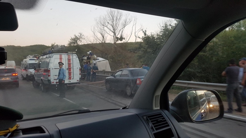 Фотофакт: на трассе Симферополь-Керчь после удара о фуру микроавтобус слетел с моста - водителя вырезали