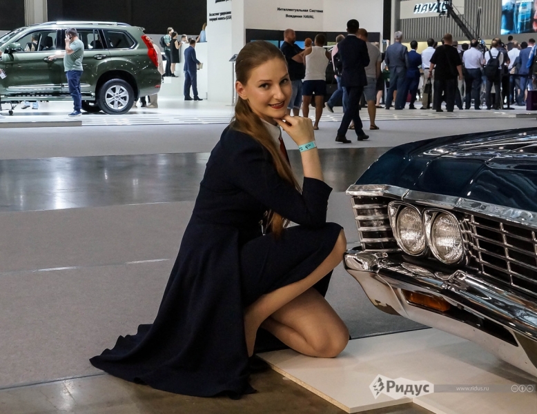  Самые красивые девушки Московского автосалона 