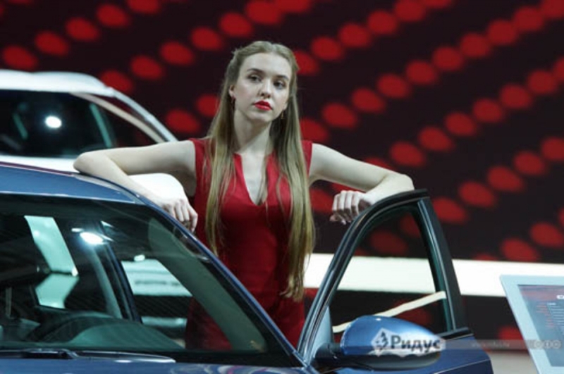  Самые красивые девушки Московского автосалона 