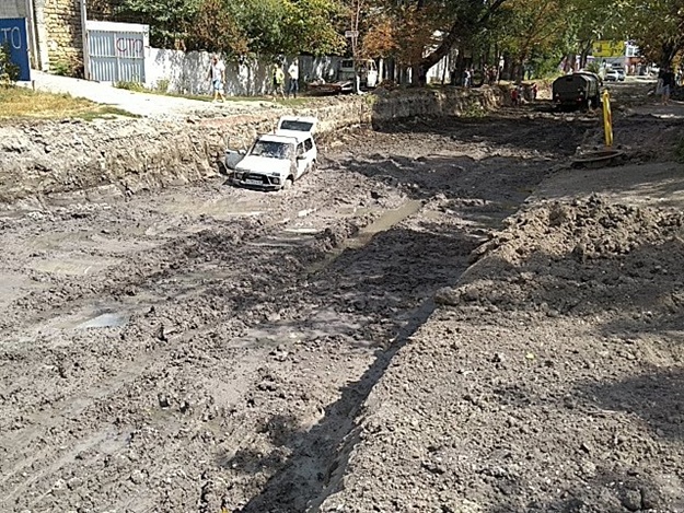 Фотофакт: Нива , джип и КамАЗ застряли в грязи на Объездной