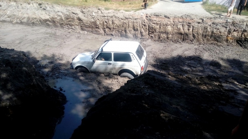 Фотофакт: Нива , джип и КамАЗ застряли в грязи на Объездной