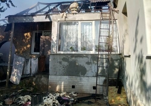 За секунду до взрыва: на пожаре под Симферополем спасатели вынесли из огня газовые баллоны