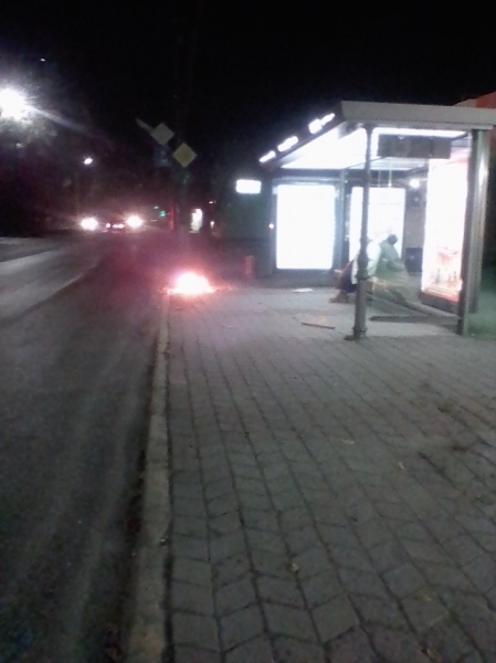 Фотофакт: в центре Симферополя бомжи по вечерам разводят костры на остановках