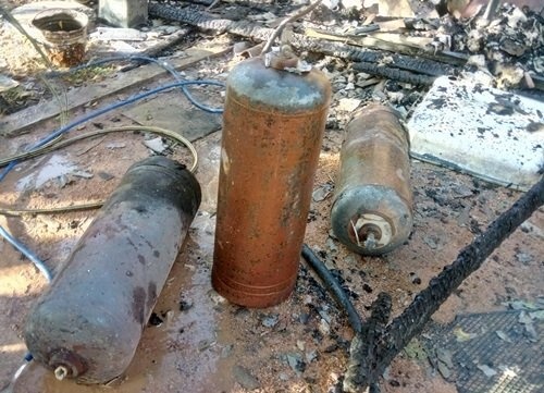 За секунду до взрыва: на пожаре под Симферополем спасатели вынесли из огня газовые баллоны