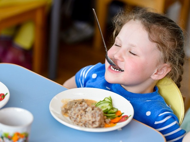 Недовес и сосиски третьего сорта: чем и как кормят детей в школах и садах Симферопольского района