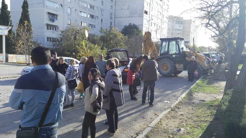 Спасая свои рабочие места на Сталинградском рынке, люди блокируют проезд строительной техники