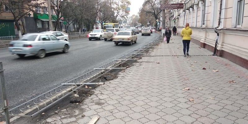 Слишком много денег: в Симферополе на тротуарах сняли новый асфальт