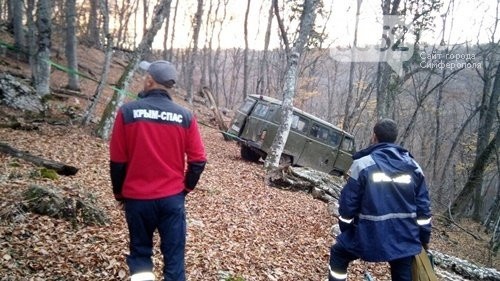 Фотофакт: в Крыму УАЗ с пассажирами упал в Суатскую балку 