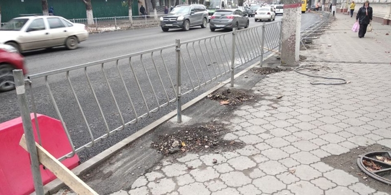 Слишком много денег: в Симферополе на тротуарах сняли новый асфальт