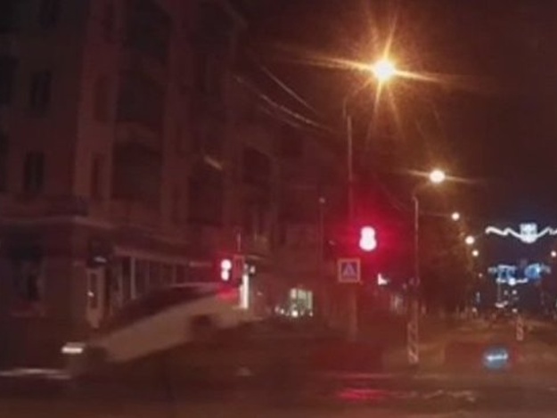 Фотофакт: в центре Симферополя летала полицейская машина