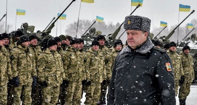Порошенко заявил о переброске техники и военных к границе с Крымом