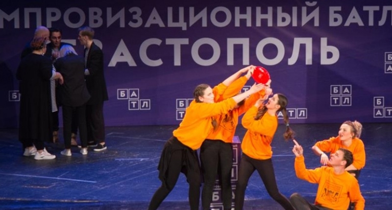 #Какшутитьдозволено: актеров Луначарского засунули в рамки