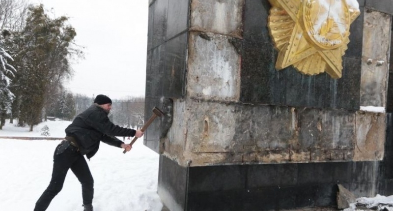 Во Львове начали снос Монумента Славы советским воинам