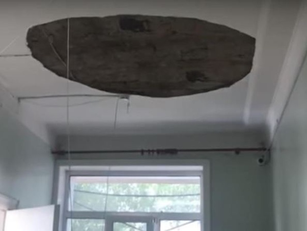 Видеофакт: в крымской школе на детей в школе упал потолок