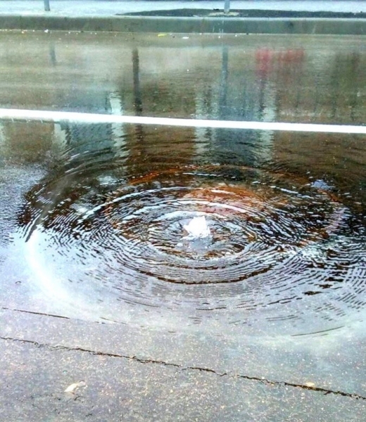 Фотофакт: в Симферополе из-под нового нового асфальта забил фонтан воды