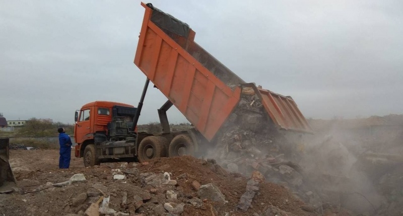 «Голубую бухту» в Севастополе завалили строительным мусором