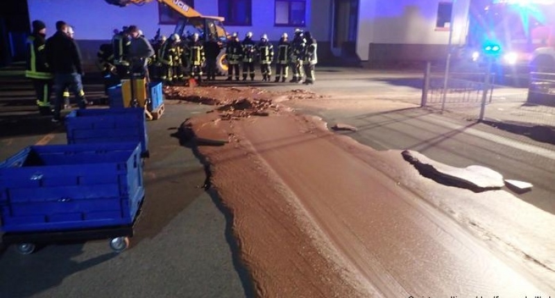 В Германии тонна шоколада вытекла на улицу из-за аварии на кондитерской фабрике