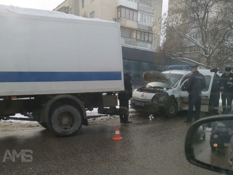 Фотофакт: на Кечкеметской микроавтобус полиции столкнулся с легковым авто