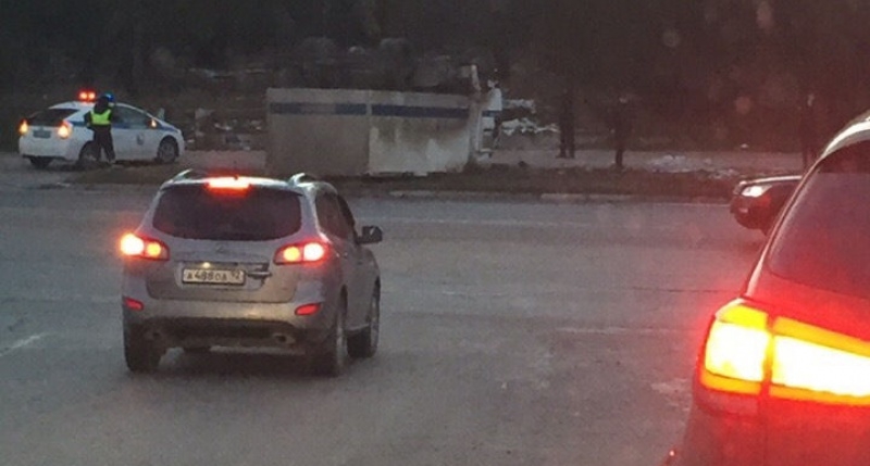 На трассе под Севастополем перевернулся автозак