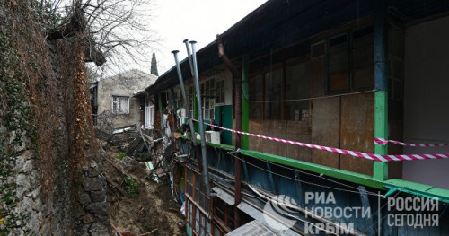 Ялтинской семье, на дом которой обвалилась подпорная стена, предоставили временное жилье
