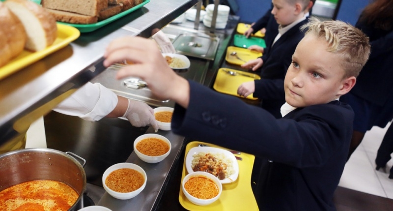 Российским школьникам запретят приносить еду из дома