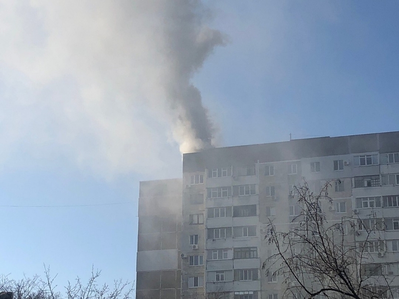 В Щелкино горит крыша многоквартирного дома — идет эвакуация
