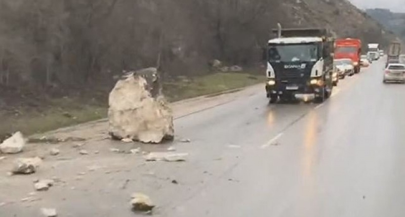 Семитонный обломок скалы перекрыл часть дороги под Севастополем