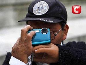 Слепой мексиканец научился фотографировать