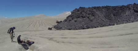 Каменная лава течёт спустя год после извержения.