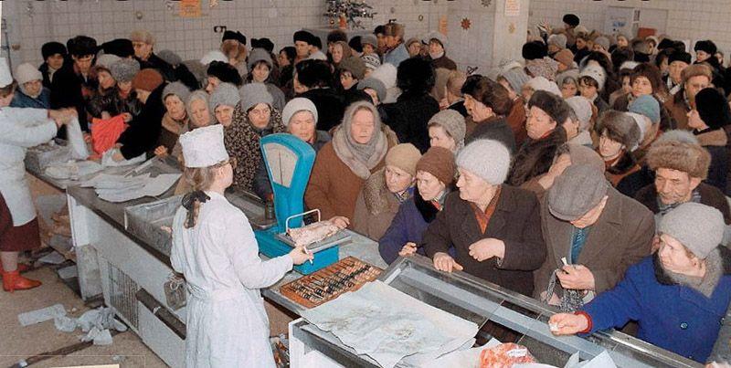 «Советское шампанское», дефицитный «оливье» и километровые очереди: как в СССР готовились к Новому году [фото]