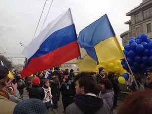 В Москве начался антивоенный марш / Участники шествия вышли под флагами Украины и УПА