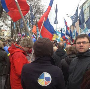 В Москве начался антивоенный марш / Участники шествия вышли под флагами Украины и УПА