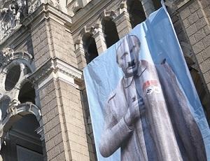 В Чехии на мэрии города Либерец вывесили Путина в образе Сталина и Гитлера (ФОТО) / Это предостережение "от роста силы русской диктатуры"