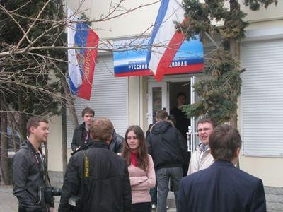 Чтобы поддержать своих соотечественников, в Крым готовы приехать 10 тысяч добровольцев из России