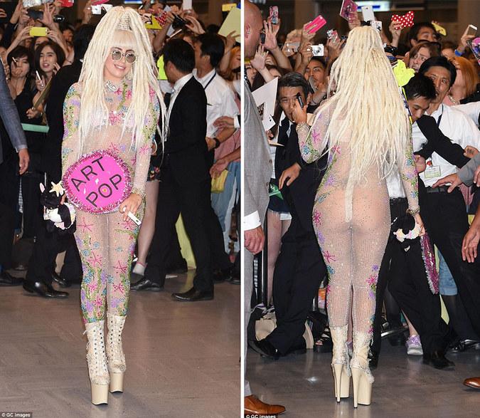 Леди Гага поразила японцев, сойдя с трапа самолета в прозрачном наряде