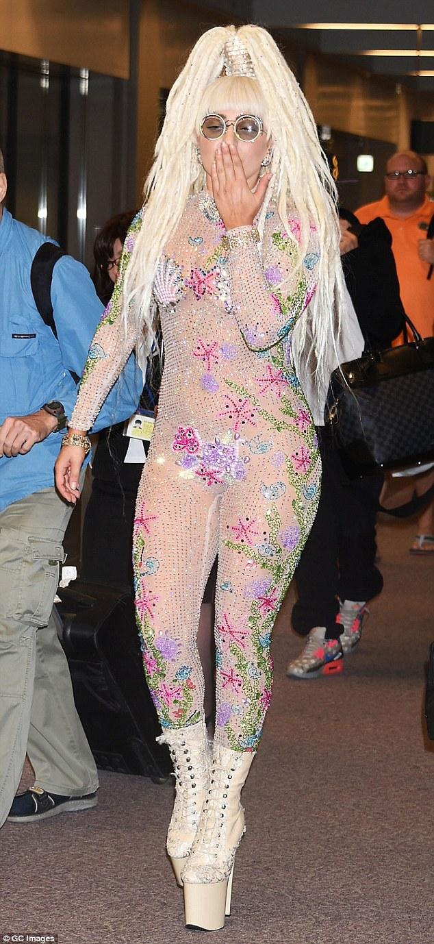 Леди Гага поразила японцев, сойдя с трапа самолета в прозрачном наряде