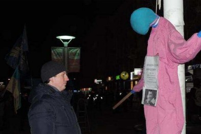 Днепропетровск: на столбах, стоящих на Европейской площади, повесили «врагов Украины»