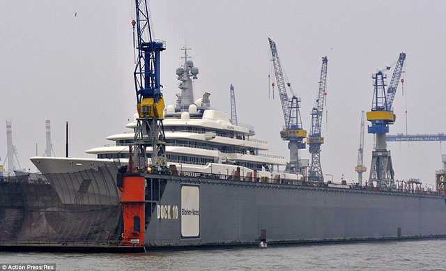Специалисты из Гамбурга ремонтируют 162-метровую яхту Абрамовича
