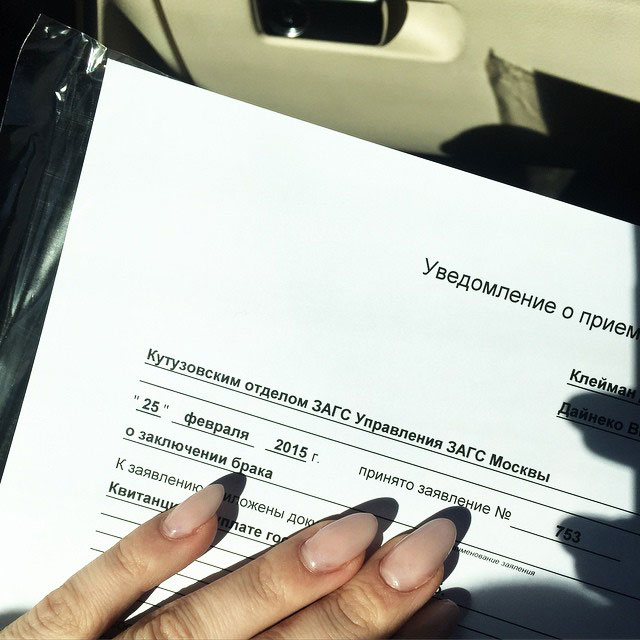 Виктория Дайнеко и ее юный жених подали заявление о браке