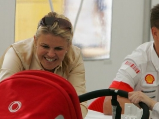 Жена Шумахера распродает имущество ради лечения гонщика