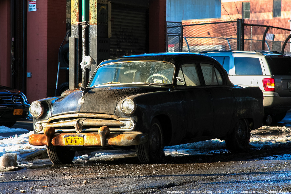 Старые автомобили налог. Старые автомобили на улицах Нью-Йорка. Ржавая американская машина. Старые американские автомобили на улицах. Ржавые ретро автомобили.