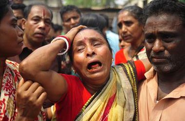 Пассажирский автобус в Бангладеш на полном ходу протаранил дерево: десятки погибших