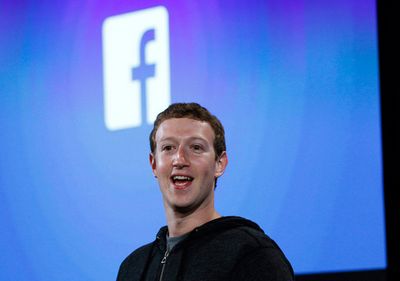 Социальная сеть Facebook под страхом бана лишила сана