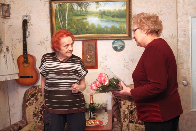 Владимир Путин поздравил жительницу Севастополя с 90-летием и наградил медалью