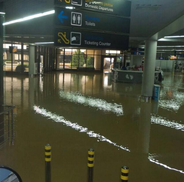 Аэропорт Сочи затопило в результате тропического ливня