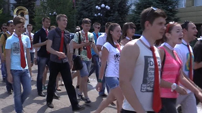 Осла-Саакашвили провели по улицам Луганска