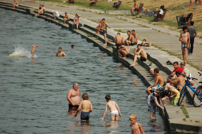 Купание в москве реке. Купаются ли в Москве реке. Место для купания. Люди купаются. Купание на речке.