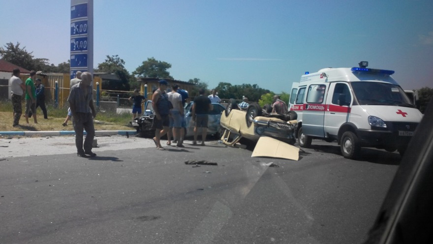 В ДТП на крымской трассе разбились шесть человек [фото]
